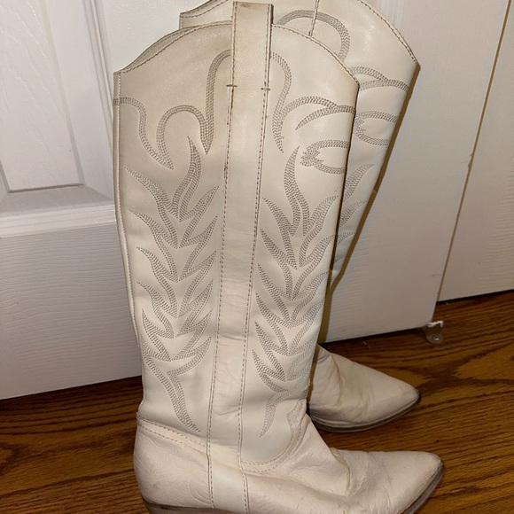 DOLCE VITA WHITE COWBOY BOOTS - Picture 4 of 5